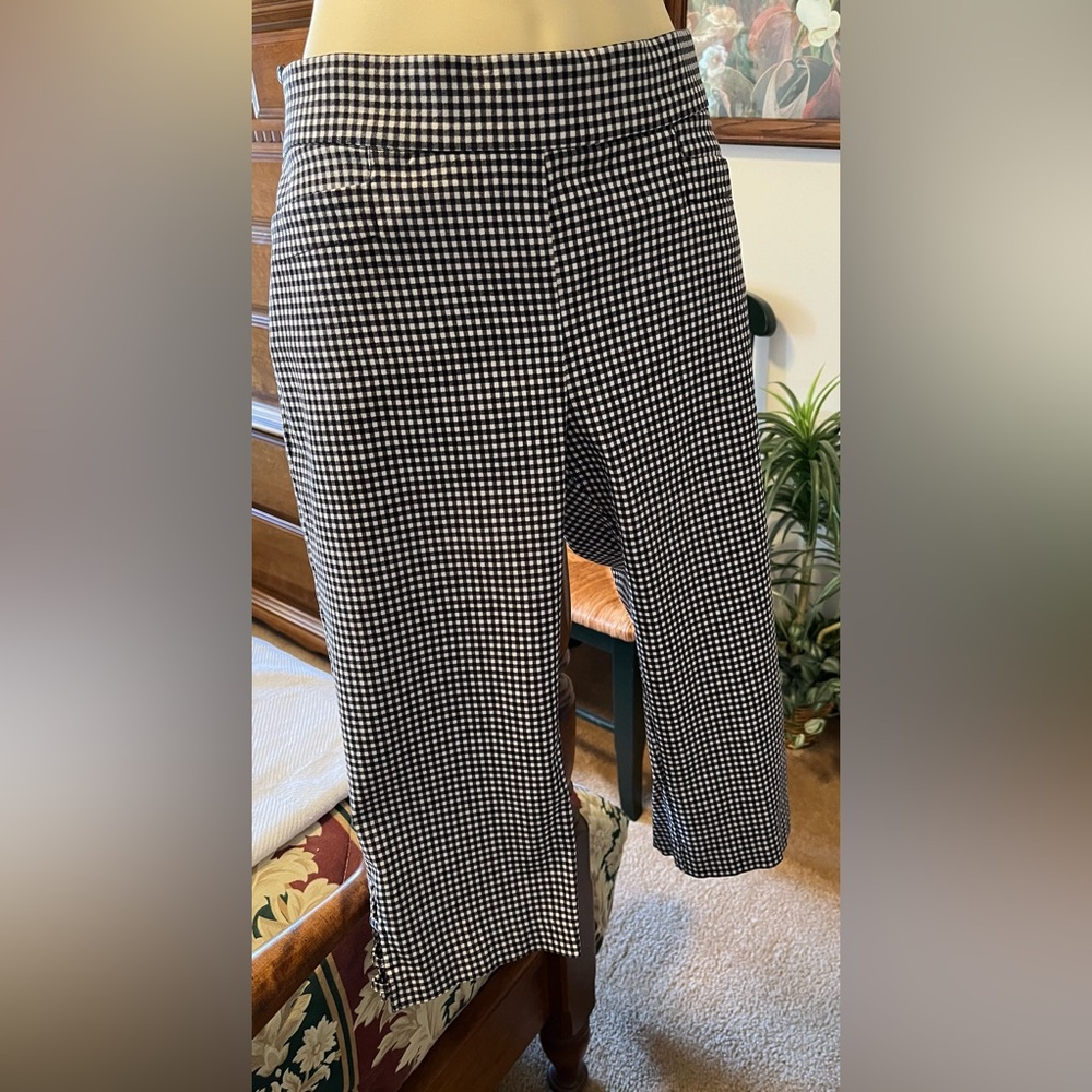 Ladies crop spandex pants. Like New 89th & Madison